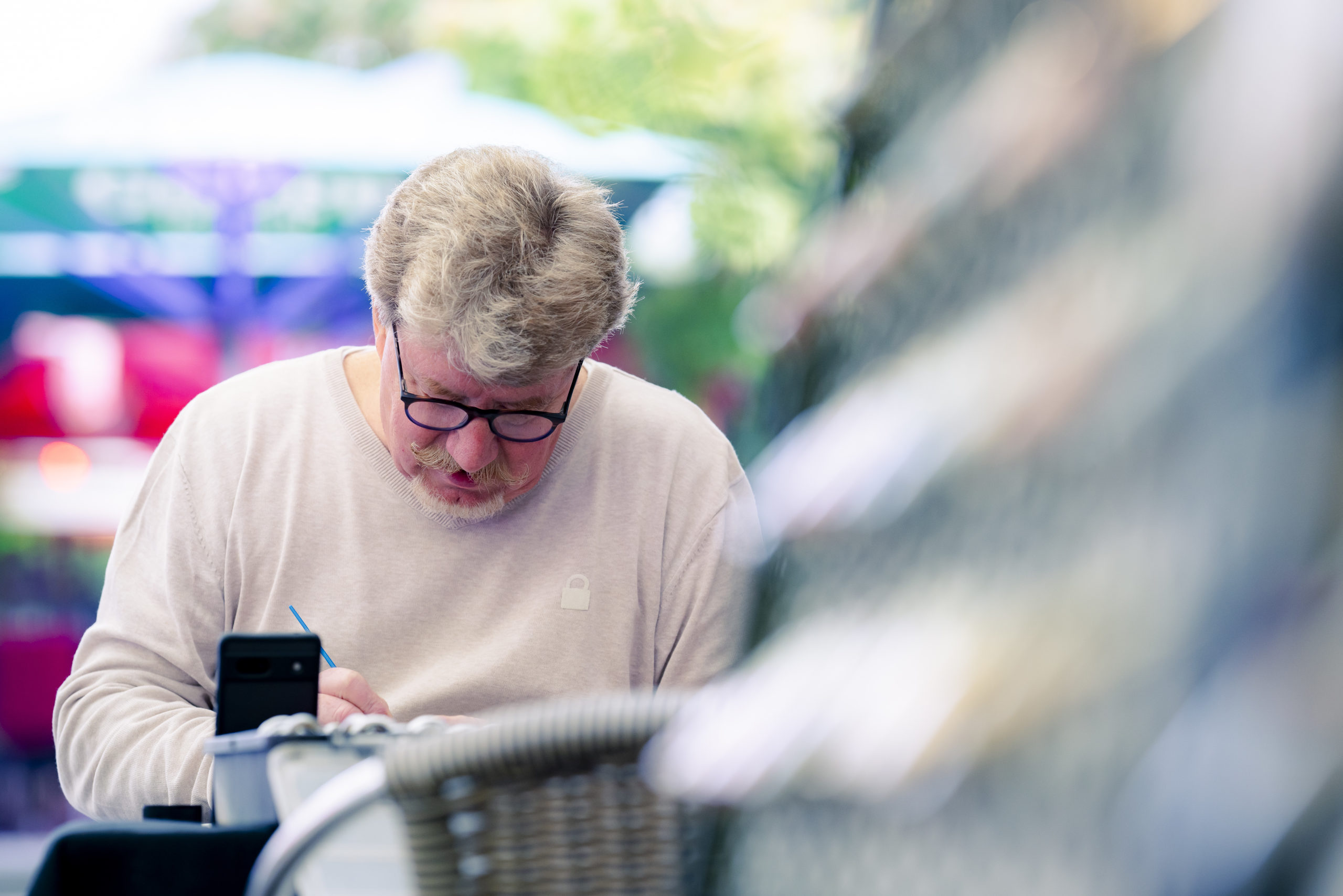 Foto: Peter Krahn bei der Arbeit, dem Dekorieren eines Schlosses